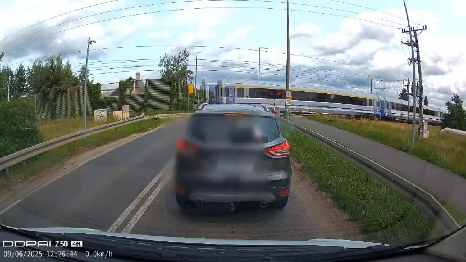 w-sluchawkach-przez-przejazd.mp4